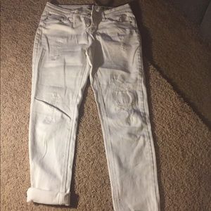 White distressed jeans with stretch.